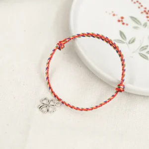 Vòng tay ngũ sắc dây 2.0mm đỏ phối charm cỏ 4 lá mỏng freesize người lớn - Chồi Nhỏ