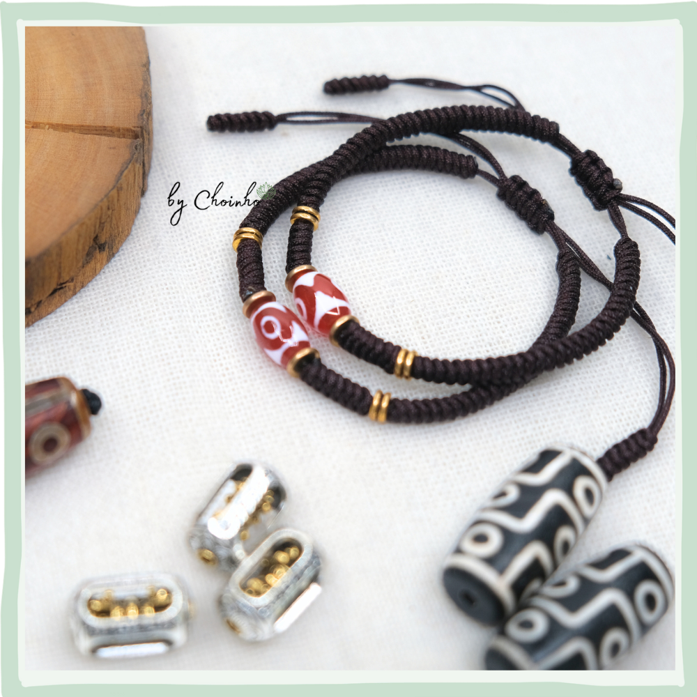 Vòng dây tết phối charm Dzi - mật tông | sợi nilon nâu 1.0 phối hạt tỳ lưu | Chồi Nhỏ 2 Vòng dây tết phối charm Dzi - mật tông | sợi nilon nâu 1.0 phối hạt tỳ lưu | Chồi Nhỏ - Ảnh 2