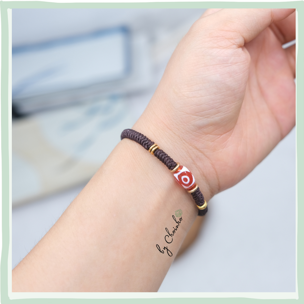 Vòng dây tết phối charm Dzi - mật tông | sợi nilon nâu 1.0 phối hạt tỳ lưu | Chồi Nhỏ 1 Vòng dây tết phối charm Dzi - mật tông | sợi nilon nâu 1.0 phối hạt tỳ lưu | Chồi Nhỏ