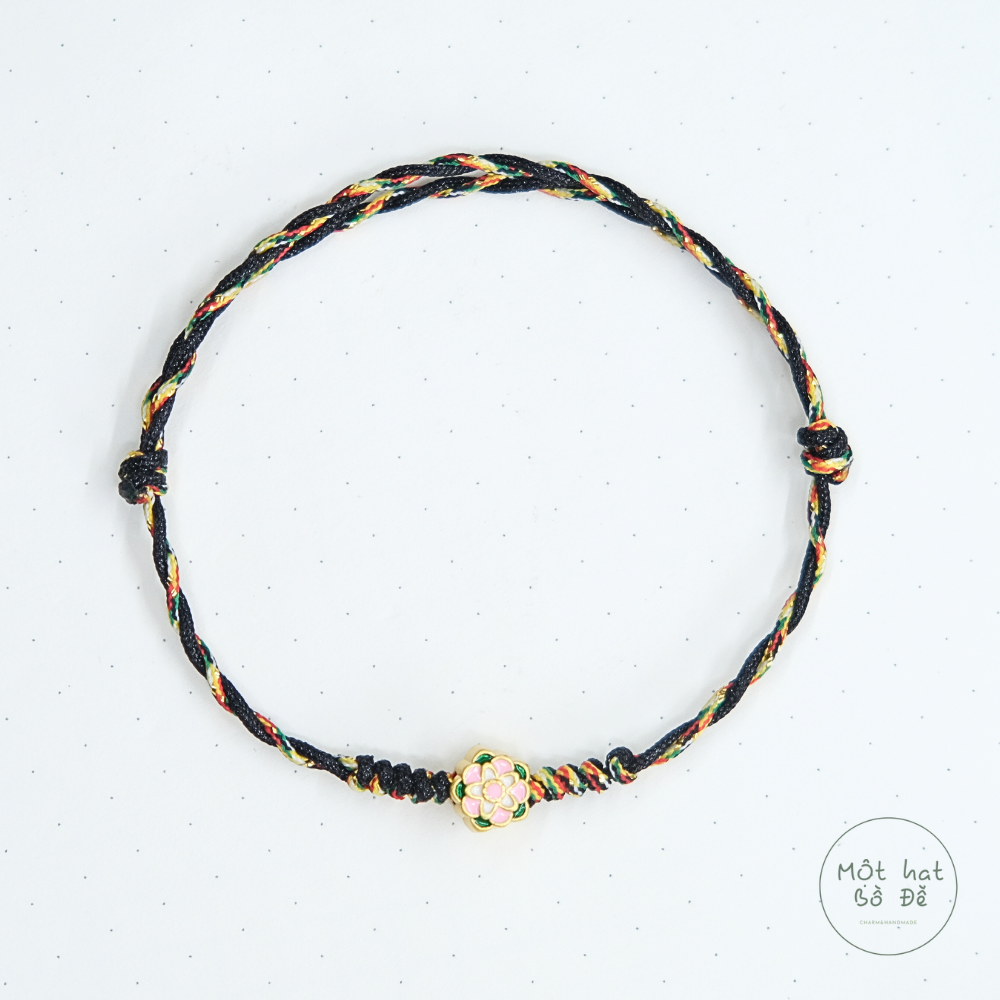 Vòng ngũ sắc phối chỉ đen và hoa mẫu đơn vàng | dây 0.8mm hai màu đỏ và đen phối hoa mẫu đơn vàng | Vòng tay ngũ sắc Chồi Nhỏ 1 Vòng ngũ sắc phối chỉ đen và hoa mẫu đơn vàng | dây 0.8mm hai màu đỏ và đen phối hoa mẫu đơn vàng | Vòng tay ngũ sắc Chồi Nhỏ