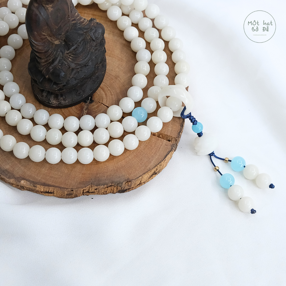 Chuỗi 108 hạt bồ đề trắng 8 ly, mix 1 hạt đá xanh dương, nhẫn trắng phối hoa sen trắng | Chồi Nhỏ | Chuỗi hạt niệm Phật bồ đề 2 Chuỗi 108 hạt bồ đề trắng 8 ly, mix 1 hạt đá xanh dương, nhẫn trắng phối hoa sen trắng | Chồi Nhỏ | Chuỗi hạt niệm Phật bồ đề - Ảnh 2