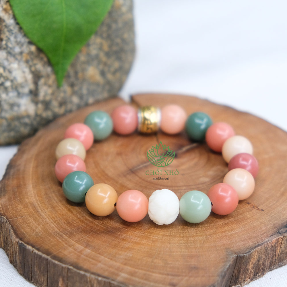 Vòng tay 16 hạt bồ đề ngũ sắc phối charm lục tự khắc chìm | Chồi Nhỏ 1 Vòng tay 16 hạt bồ đề ngũ sắc phối charm lục tự khắc chìm | Chồi Nhỏ