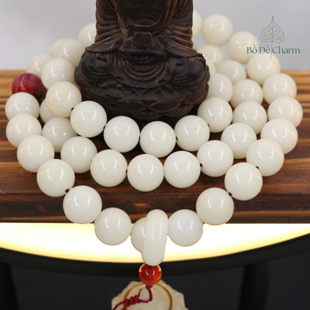 Chuỗi hạt Bồ đề 12 ly trắng khắc lục tự hạt tròn 54 hạt tua rua lư trắng 1 hạt lục tự đỏ | Chồi Nhỏ 3 Chuỗi hạt Bồ đề 12 ly trắng khắc lục tự hạt tròn 54 hạt tua rua lư trắng 1 hạt lục tự đỏ | Chồi Nhỏ - Ảnh 3