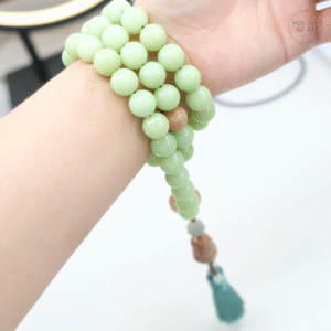 Chuỗi 54 hạt bồ đề màu xanh lá, phối 1 hạt bồ đề nâu khắc lục tự | Chồi Nhỏ | Chuỗi hạt niệm Phật bồ đề