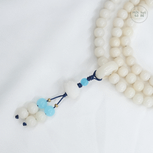 Chuỗi 108 hạt bồ đề trắng 8 ly, mix 1 hạt đá xanh dương, nhẫn trắng phối hoa sen trắng | Chồi Nhỏ | Chuỗi hạt niệm Phật bồ đề