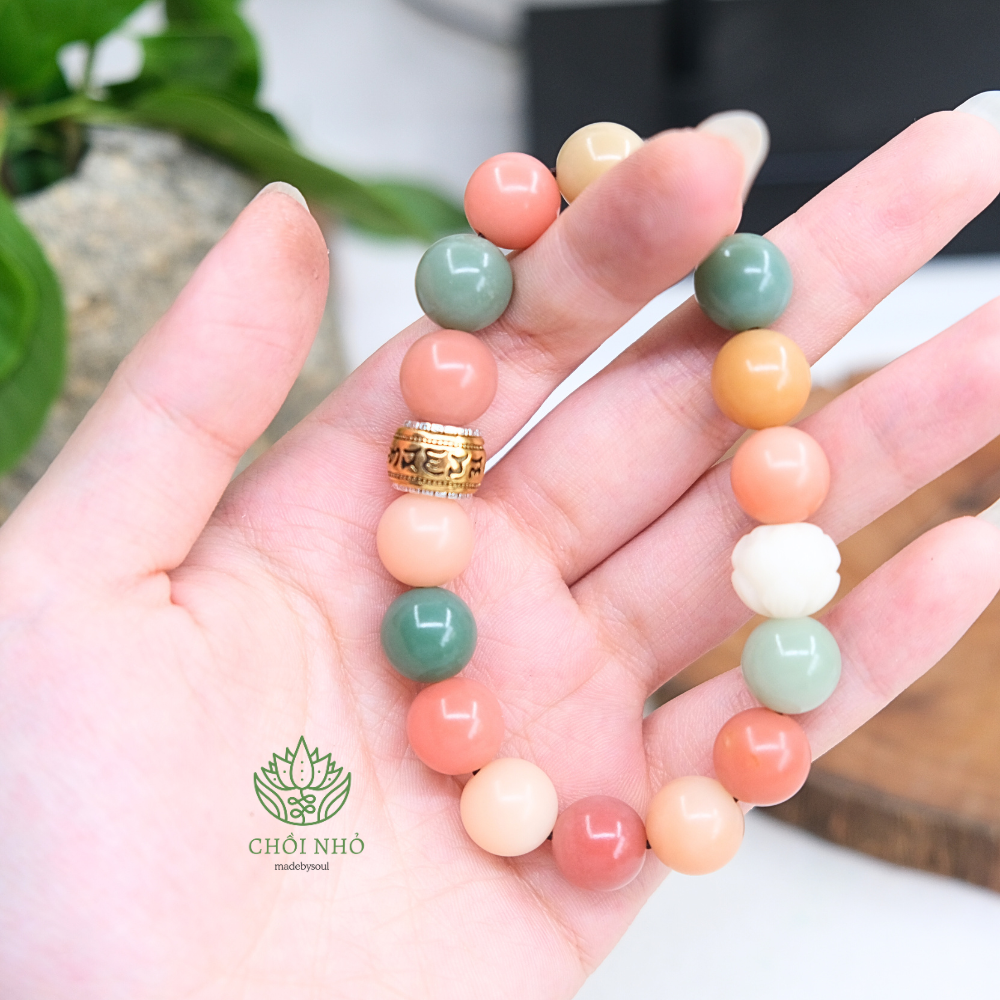 Vòng tay 16 hạt bồ đề ngũ sắc phối charm lục tự khắc chìm | Chồi Nhỏ 5 Vòng tay 16 hạt bồ đề ngũ sắc phối charm lục tự khắc chìm | Chồi Nhỏ - Ảnh 5