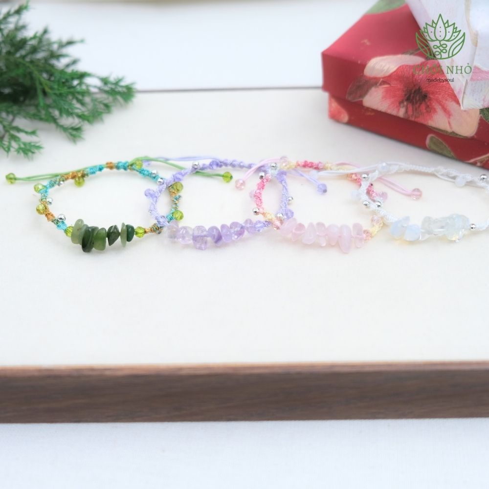 Vòng tay đá thạch anh vụn tự nhiên | Chồi Nhỏ | Vòng tay handmade đá nhiều màu 1 Vòng tay đá thạch anh vụn tự nhiên | Chồi Nhỏ | Vòng tay handmade đá nhiều màu